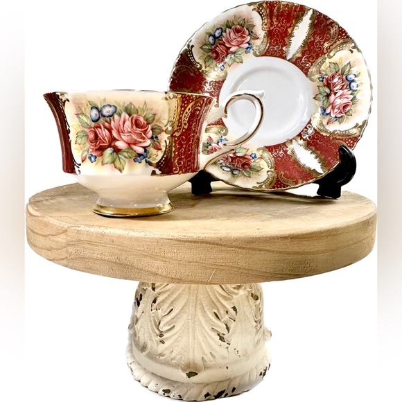 Paragon Tea Cup and Saucer Roses with 22k Gold Trim and Detailing - Picture 5 of 8